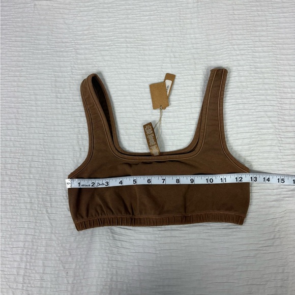 SKIMS Cocoa Scoop Neck Bra - Picture 4 of 9